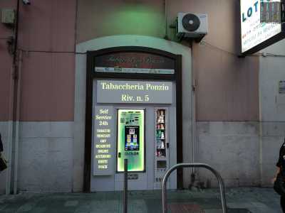 Ritorniamo quindi in centro per andare a trovare in via Roberto da Bari, quasi ad angolo con via Principe Amedeo, la �Tabaccheria Ponzio�: �n.5� della citt�